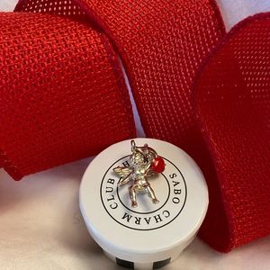 Cupid 💘 Angel holding a heart